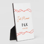 新婚ほやほや カップル名 日付 赤 ヴィンテージ枠 フォトプラーク (側面)