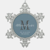 新婚エレガント者が青いモノグラム名を制定 スノーフレークピューターオーナメント (正面)