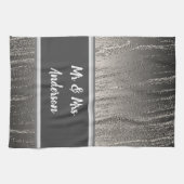 新婚カップルがシルバエレガントーの名ストライプ前 キッチンタオル (横)