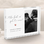 新婚カップルへのプレゼント 結婚記念 フォトブロック<br><div class="desc">新婚カップルへのモダンでシンプルな結婚写真ギフト。 結婚式の日付や名前を入れて新婦新婦へのプレゼントとしても簡単にカスタマイズ可能。 「THE BEST IS YET TO COME」というスクリプトカリグラフィーの下に、かわいいハートの装飾とともにエレガントなローズゴールドのハートエレメントを印刷。</div>