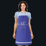 新婚ギフトモノグラム ファミリー名シックブルー エプロン<br><div class="desc">新婚ギフトエレガントスクリプトMonogram  ファミリー名シックモダンブルーとホワイトエプロン。新パーソナライズされた婚の新婦の家族の姓と日付とホワイトモノグラムのデザイン美しい青い背景にクリー淡い色のムレタリングで印刷された確立。新婚ユニーク者への贈り物。一緒に新しい生活のために素敵な、美しい引っ越し祝いパーティーギフトまたは婚約パーティギフトを作る。このクリックテンプレートはモノグラムの姓カスタマイズイニシャル、姓、および日付が迅速かつ容易に確立されて、それを使用してパーソナライズする。3サイズで提供され、一致するティータオルとポスホルダーと共に、すべてニューリュウズ&ウェディングギフトコレクションで提供され、ニューリュウズのギフトと引っ越し祝いパーティーのギフトのための豪華な品揃えユニークのパーソナライズされたNewWeds & Wedding Gift Collection。世界中に高速で出荷新婚ギフトモノグラム ファミリー名シックなブルーエプロン。アーティストRjFxx *All rights reserved.#PersonalizedApron #NewlywedsGift #HousewarmingGift @Zazzle</div>