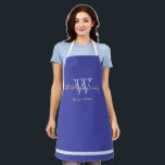 新婚ギフトモノグラム ファミリー名シックブルー エプロン<br><div class="desc">新婚ギフトエレガントスクリプトMonogram ファミリー名シックモダンブルーとホワイトエプロン。新パーソナライズされた婚の新婦の家族の姓と日付とホワイトモノグラムのデザイン美しい青い背景にクリー淡い色のムレタリングで印刷された確立。新婚ユニーク者への贈り物。一緒に新しい生活のために素敵な、美しい引っ越し祝いパーティーギフトまたは婚約パーティギフトを作る。このクリックテンプレートはモノグラムの姓カスタマイズイニシャル、姓、および日付が迅速かつ容易に確立されて、それを使用してパーソナライズする。3サイズで提供され、一致するティータオルとポスホルダーと共に、すべてニューリュウズ&ウェディングギフトコレクションで提供され、ニューリュウズのギフトと引っ越し祝いパーティーのギフトのための豪華な品揃えユニークのパーソナライズされたNewWeds & Wedding Gift Collection。世界中に高速で出荷新婚ギフトモノグラム ファミリー名シックなブルーエプロン。アーティストRjFxx *All rights reserved.#PersonalizedApron #NewlywedsGift #HousewarmingGift @Zazzle</div>