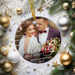 新婚クリスマスのあとずっと楽しく セラミックオーナメント<br><div class="desc">新婚パーソナライズされた者のための休日の写真結婚オーナメントはお気に入りの、白い書道に置かれた「Merriy Ever After」と共に両側に写真を掲載している。カスタマイズ名と結婚デート</div>