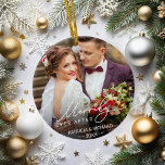 新婚クリスマスのあとずっと楽しく セラミックオーナメント<br><div class="desc">新婚パーソナライズされた者のための休日の写真結婚オーナメントはお気に入りの、白い書道に置かれた「Merriy Ever After」と共に両側に写真を掲載している。カスタマイズ名と結婚デート</div>