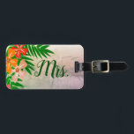 新婚ミセス妻トロピカルフラワーズラゲッジタグ ラゲッジタグ<br><div class="desc">この荷物タグは、カラフルの熱帯の花やヤシの枝のイラストレーションを提供している。フロントは手書スタイルの文字を備え読ている：ミセス・ザ・バックは妻の名前と差出人住所のためのカスタム文字を備えている。このラゲージタグは熱帯ハネムーンに最適。</div>