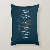 新婚ミセス・ネイビー・ブルースクリプトモノグラムイニシャル アクセントクッション (正面(垂直))