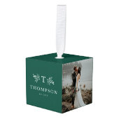 新婚モノグラムグリーン初めてのクリスマス写真 キューブオーナメント (正面アングル)