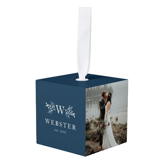 新婚モノグラム海軍初めてのクリスマス写真 キューブオーナメント (正面アングル)