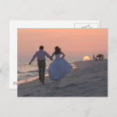 新婚ランニング者たちが夕日に入り、未来へ ポストカード (正面/裏面)