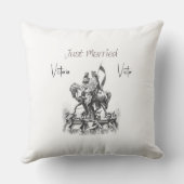 新婚ルネサンスのカップルが馬に乗って クッション (裏面)