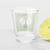 新婚前最後のスイング　リング・ウェディング・ピックルボール・セージ ショットグラス (裏面)