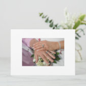 新婚夫婦が手や指輪を持った招待状 招待状 (スタンド正面)