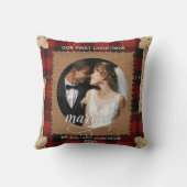 新婚夫婦のためのログウッドプレートのチェック柄の最初のクリスマス クッション (裏面)