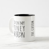 新婚旅行のコーヒーマグモノグラムので新郎 ツートーンマグカップ (正面左)