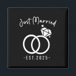 新婚2025新郎新婦ウェディングプランナージュ マグネット<br><div class="desc">新婚夫婦2025新郎新婦ウェディングプランナーたった今結婚しました2025の結婚リングや輪マッチングカップル</div>