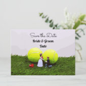 新婦と新郎がテニスをしている結婚式のSave the Date 招待状 (スタンド正面)