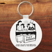 新婦と新郎、ベストマンが同じベッドで。ユーモア キーホルダー (正面)