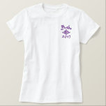 新婦の今年度 – あなたのイニシャル 刺繍入りTシャツ<br><div class="desc">パーティーグルーミングのすべてのメンバーのためのウェディングパーティーTシャツTシャツベストマンTシャツグルームマンTシャツアッシャーTシャツリングBearer Tシャツ – 7長く幸せな結婚への言葉 – 申し訳ない – Yes親愛 – それは私のフォルトのアクセサリTシャツ,ジャケット,フード付, トート,ハンドバッグ,バッグ,帽子カスタマイズあなたのパーティーの全員をカバーすることに – 7つの単語を長く幸せな結婚のために – 7単語を長く幸せな結婚に私は申し訳ない – Yes親愛 – それは私の責任である –</div>