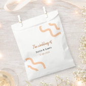 新婦の名前と新郎の名前と日付と桃の結婚式 フェイバーバッグ (クリップ留めされた状態)