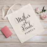 新婦の母パーソナライズされた結婚は トートバッグ<br><div class="desc">Bride toteバッグ結婚の母は黒い渦巻きモダン書道の台本を備え書て、好きなだけカスタムに好きな名前の文字をエレガント付けている。調整ブライダルパーティデザインを見ろ!</div>
