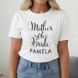 新婦の母パーソナライズされた結婚は Tシャツ<br><div class="desc">Bride結婚 Shirtの母は黒い渦巻き型の書モダン本の特徴書は、あなたがパーソナライズできるカスタム文字名の名エレガント前と一緒に書の。調整ブライダルパーティデザインを見ろ！</div>