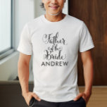 新婦ブラックのパーソナライズされた父結婚 Tシャツ<br><div class="desc">Bride結婚 Shirtの父は黒い渦巻き型の書モダン本の特徴書は、あなたがパーソナライズすることができるカスタム文字名エレガントと一緒に。調整ブライダルパーティデザインを見ろ!</div>