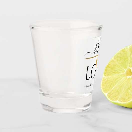 新婦ラブ文字と金ゴールドハートと日付 ショットグラス (左)