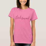 新婦付添人のピンク Tシャツ<br><div class="desc">あなたの新婦付添人のための美しいTシャツは、このピンクのTシャツバーガンディの美しい文字で書かれる"新婦付添人"を特色にします。  あなたの新婦付添人のTシャツを今日購入して下さい!</div>