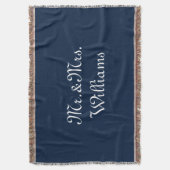 新婦新郎の姓をカスタマイズ、ミスター＆ミセス ネイビーブルー スローブランケット (正面縦)