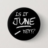 新学期おもしろい卒業6月だ 缶バッジ (正面)