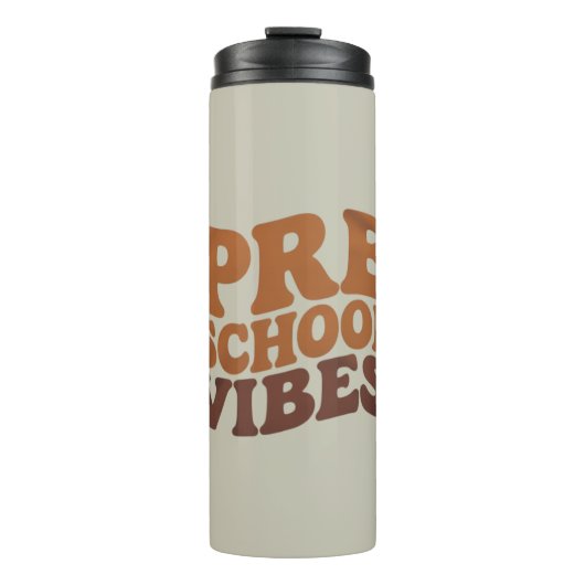 新学期の最初の日Pre-K Preschool Groovy タンブラー (正面)