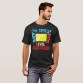 新学期ビデオゲーマー5級レベルアンロック Tシャツ (正面フル)