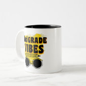 新学期第2級バイブスシャツ初日キッド ツートーンマグカップ (正面左)