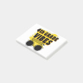 新学期4年生スタイルTシャツ 初日の子供 ポストイット (アングル)