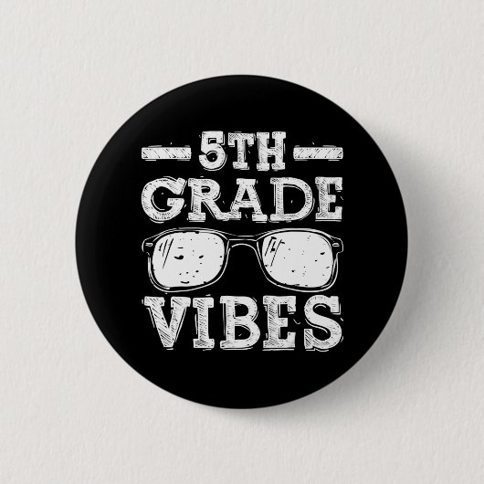 新学期5級ビーブスファースト・デイ先生 缶バッジ (正面)