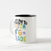 新学期6年生のディノをつぶす準備ができている ツートーンマグカップ (正面左)