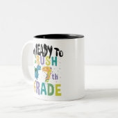 新学期7年生のディノをつぶす準備ができている ツートーンマグカップ (正面左)