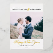新年と新しいスタートを祝う 新婚カップル 箔シーズンカード (正面)