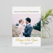 新年と新しいスタートを祝う 新婚カップル 箔シーズンカード (立ち正面)