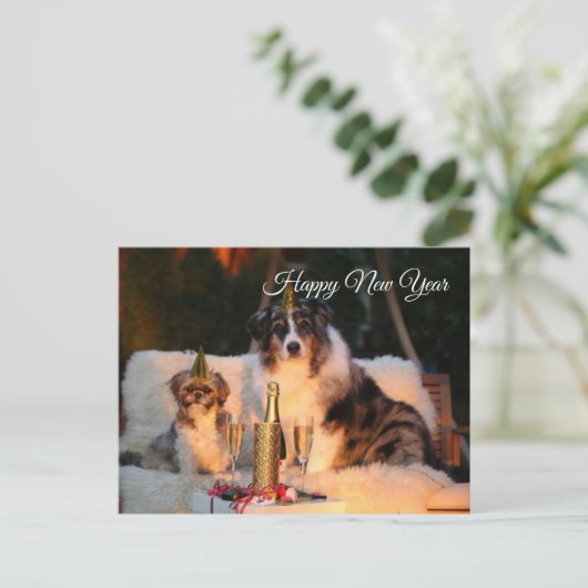 新年のおめでとうおもしろい犬とパーティーハット ポストカード (スタンド正面)