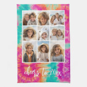 新年のタイダイティール(緑がかった色)70sのVibeへの応援 キッチンタオル (縦)