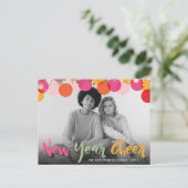 新年の応援カラフルとおもしろい紙吹雪ドット写真 シーズンポストカード (スタンド正面)