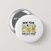 新年も変わらずバカなガチョウ 面白いガチョウ 新年 202 缶バッジ (正面&裏面)