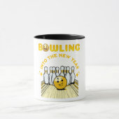 新最高の年のボーリング愛好家への祝日贈り物 マグカップ (中央)