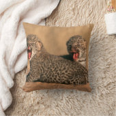 新生のヒョウ(Panthera pardus)クローズアップ クッション (ブランケット)