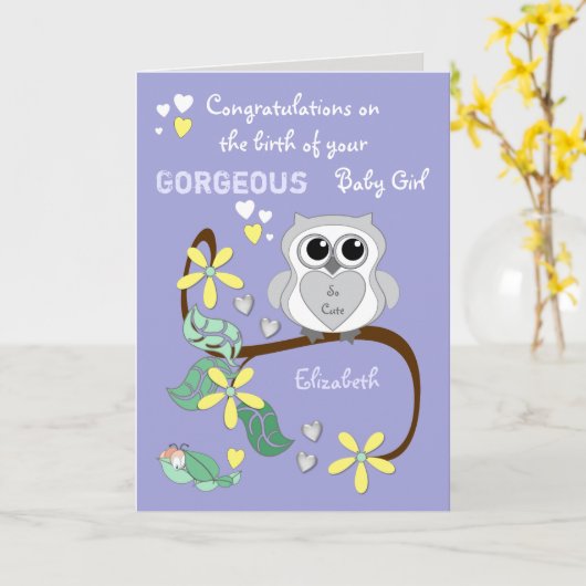新生児の女の子のおめでとう紫かわいいフクロウ カード (黄色い花)