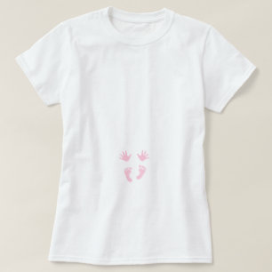 新生児の女の子のピンク手およびマタニティシャツ足の Tシャツ