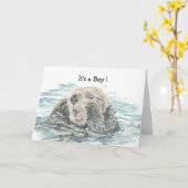 新生児の男の子のおめでとうのユーモアのかわいい興奮するカワウソ カード (黄色い花)