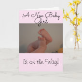 新生児ガールオンザウェイおめでとう カード (黄色い花)