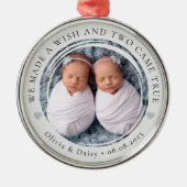 新生児ツインズフォトキープサケ初めてのクリスマス メタルオーナメント (正面)